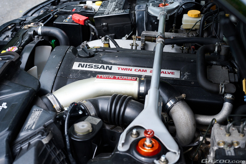 日産・ステージア オーテックバージョン 260RSのエンジンルームに装着したニスモのパフォーマンスダンパー