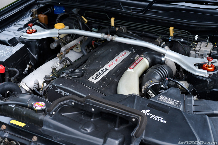日産・ステージア オーテックバージョン 260RSのエンジンルーム