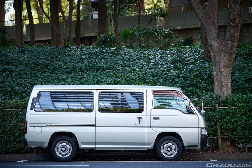 日産・キャラバンの右サイド