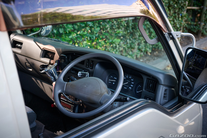 日産・キャラバンの運転席