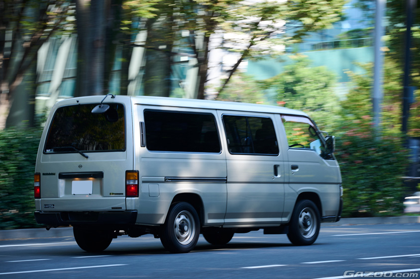 走行する日産・キャラバンのリヤ