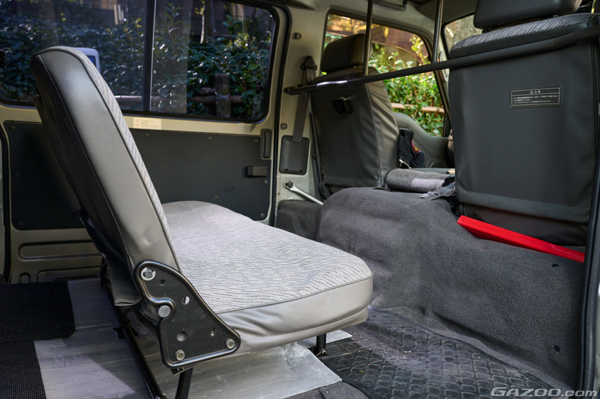 日産・キャラバンの2列目席
