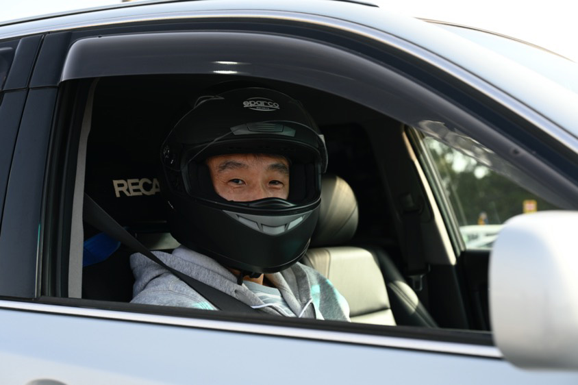 トヨタ・マークⅡブリットの運転席に座る藤原さん