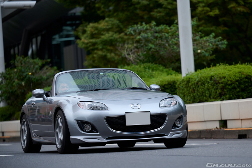 走行するマツダ・NCロードスター