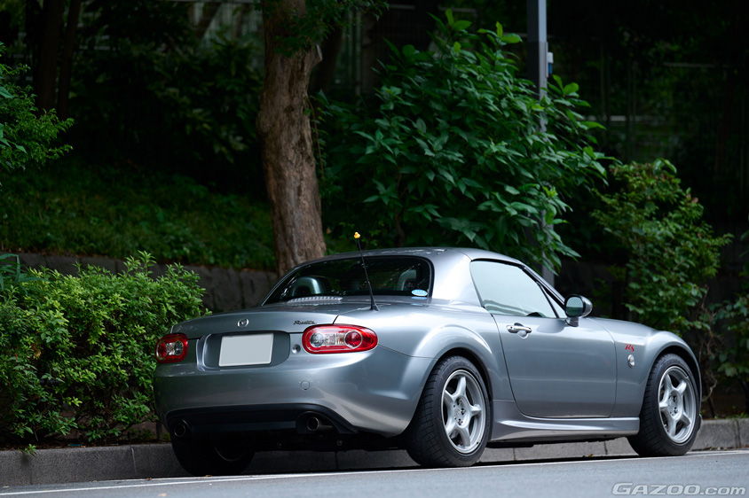 ルーフを閉めたマツダ・NCロードスター