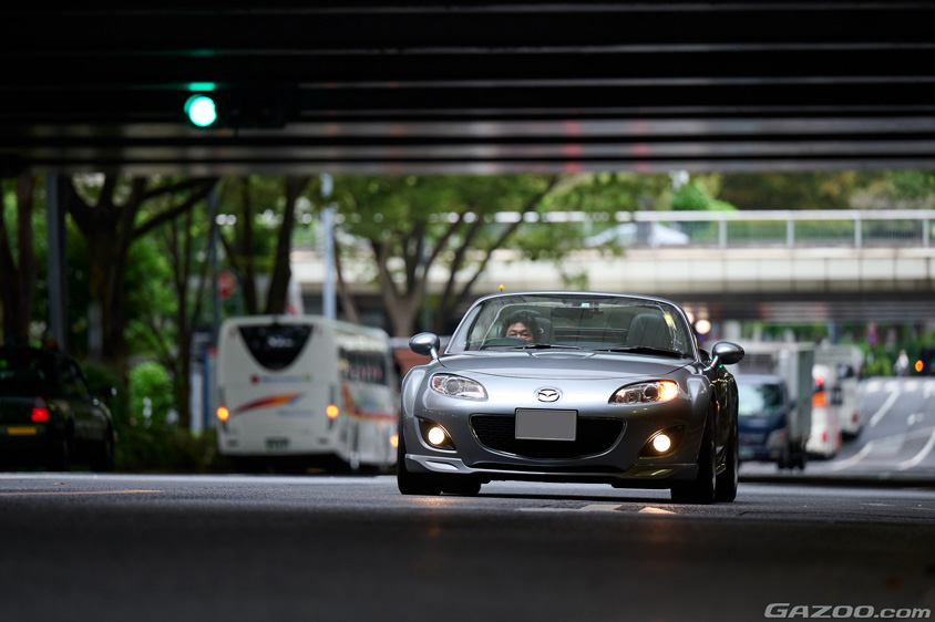 街中を走るマツダ・NCロードスター