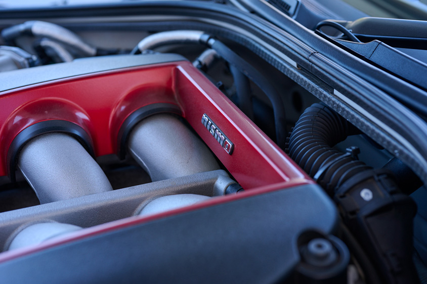 日産・R35 GT-R NISMOのエンジンルームのnisimoロゴ