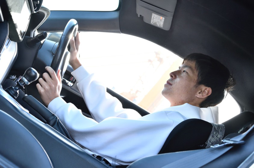 トヨタ・86の運転席に座るやじさん