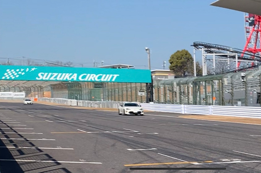 鈴鹿サーキットを走るトヨタ・86