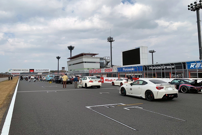 モビリティリゾートもてぎのストレートに並ぶトヨタ・86