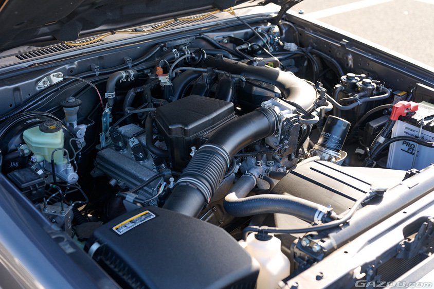 トヨタ・ランドクルーザー70のエンジンルーム