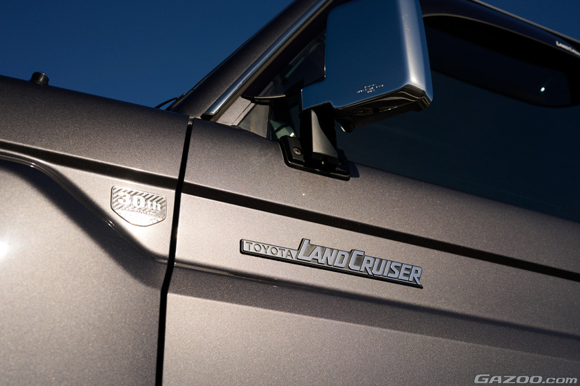 トヨタ・ランドクルーザー70のLAND CRUISERロゴ