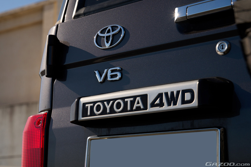 トヨタ・ランドクルーザー70のリアのロゴ