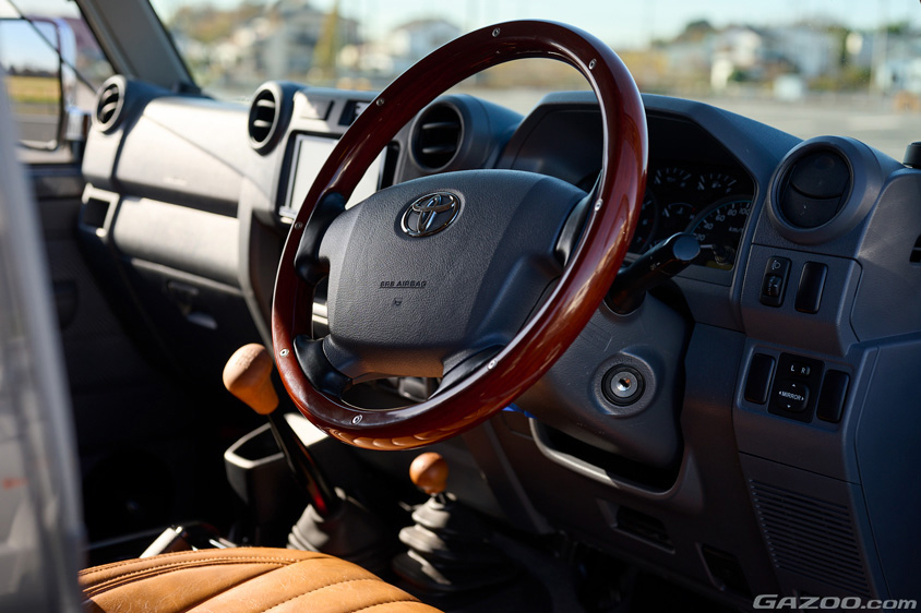 トヨタ・ランドクルーザー70のステアリング