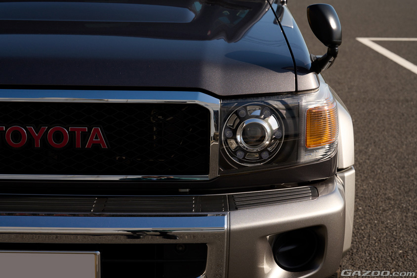 トヨタ・ランドクルーザー70の丸目型に交換されたヘッドライト