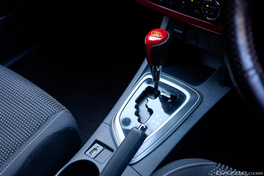 トヨタ・シャア専用オーリスのシフトノブ