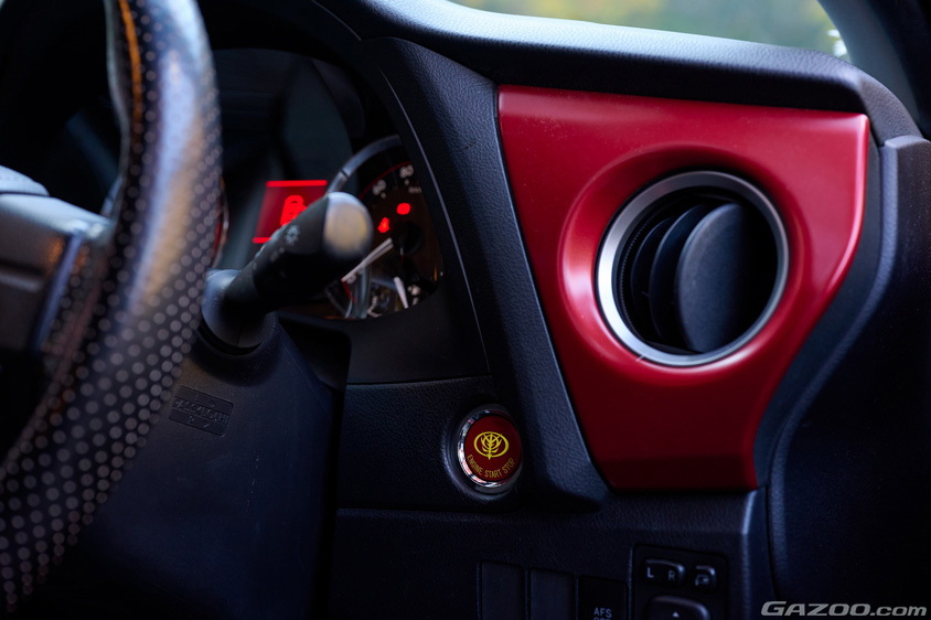 トヨタ・シャア専用オーリスのエンブレム付きのイグニッションボタン