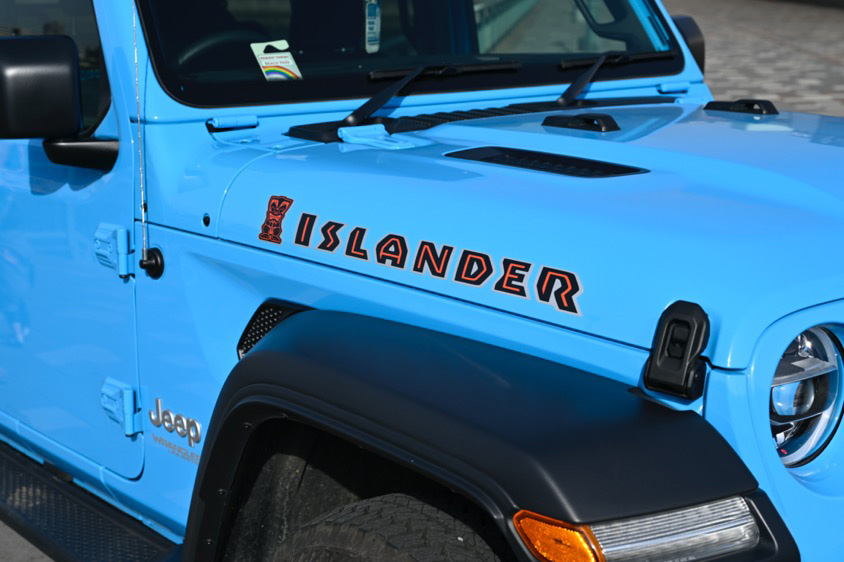 ジープ・ラングラー・アンリミテッド・アイランダーのロゴ