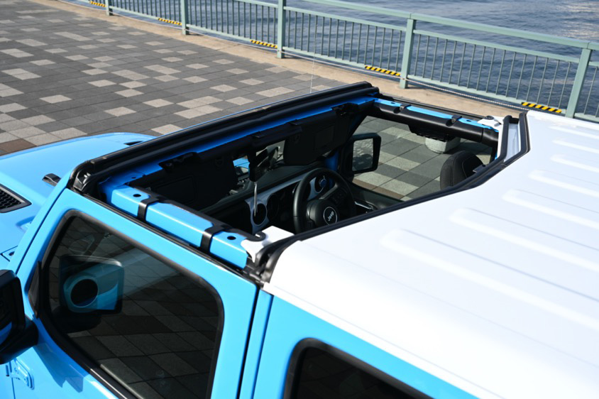 オープンにしたジープ・ラングラー・アンリミテッド・アイランダー