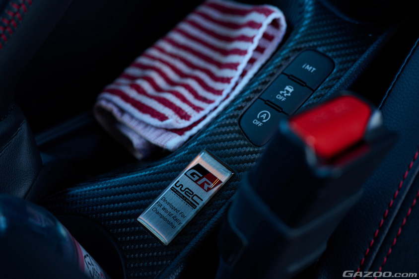 トヨタ・GRヤリス RZ ハイパフォーマンス 1stエディションのWRCのロゴ入りプレート