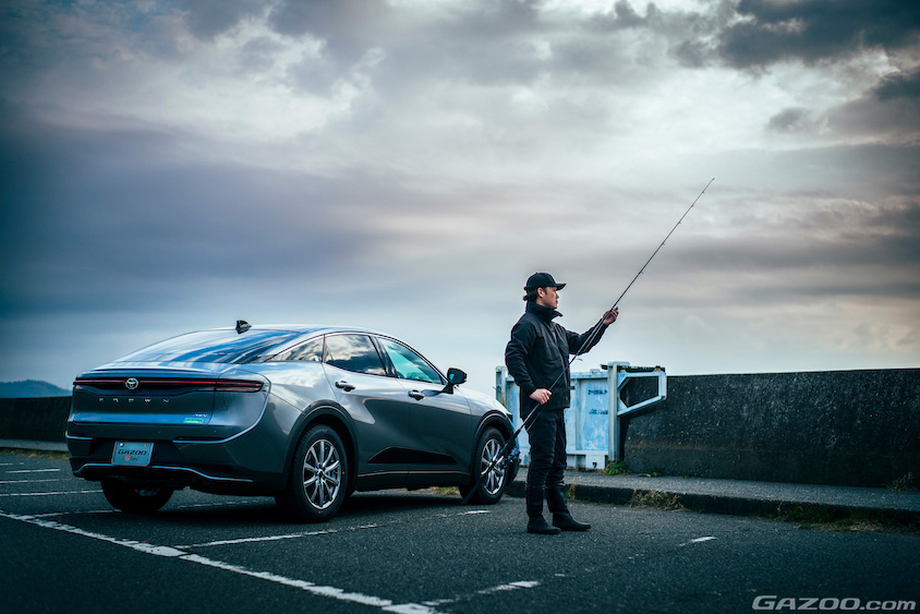 トヨタ クラウンクロスオーバーと釣り竿を持つオーナーさん