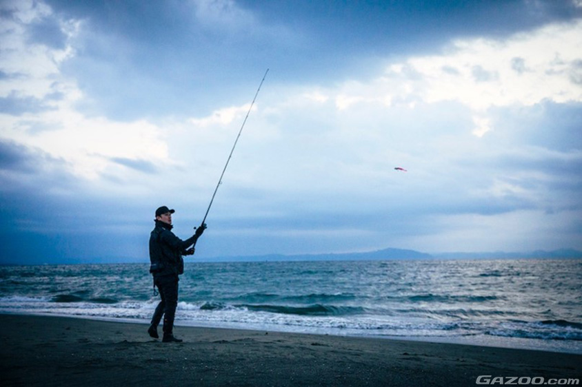 浜辺で釣り竿を振るトヨタ クラウンクロスオーバーのオーナーさん