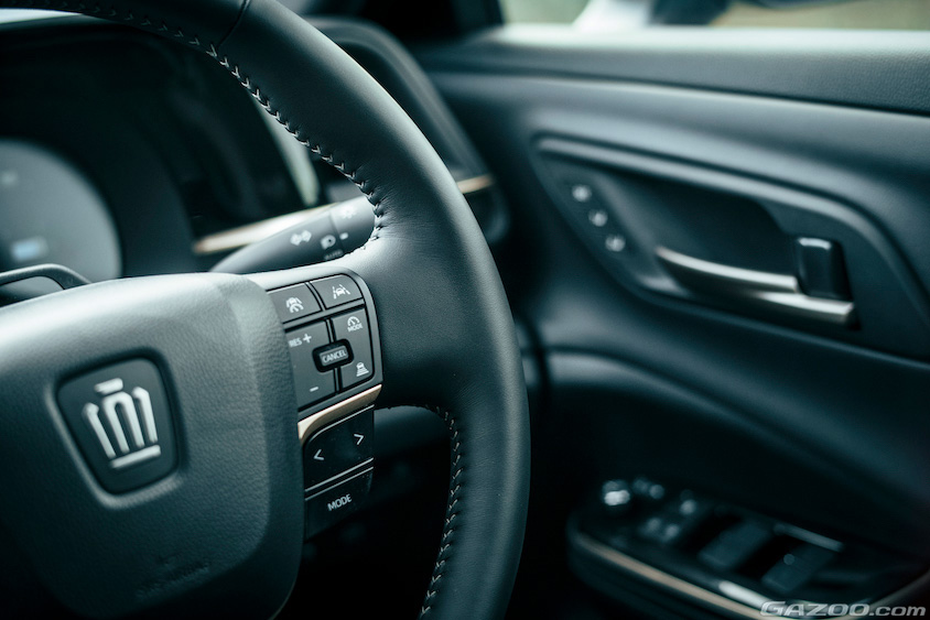 トヨタ クラウンクロスオーバーのステアリング