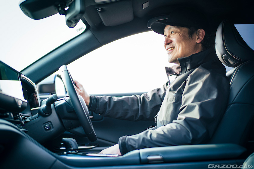 トヨタ クラウンクロスオーバーの運転席に座るオーナーさん