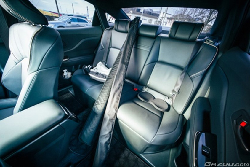 釣り竿が置かれたトヨタ クラウンクロスオーバーの後席