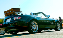 母の形見のカバンを載せたくて手に入れたロードスター。祖父が旅したヨーロッパの空気を感じるブリティッシュグリーンとともに