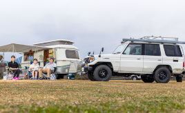 キャンピングトレーラーを引っ張り全国を走り回る。家族4人の快適ランクルキャンプ生活