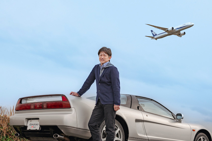 ホンダNSXの隣に立つオーナー