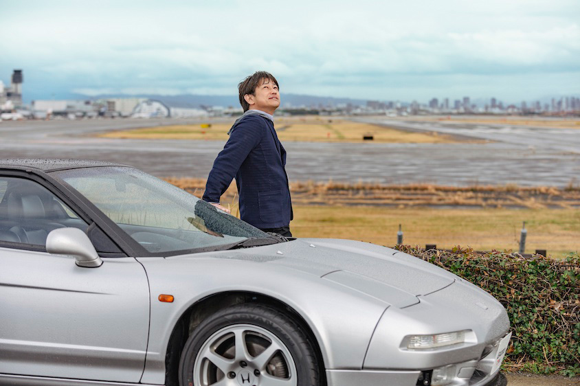ホンダNSXと飛行機を眺めるオーナー