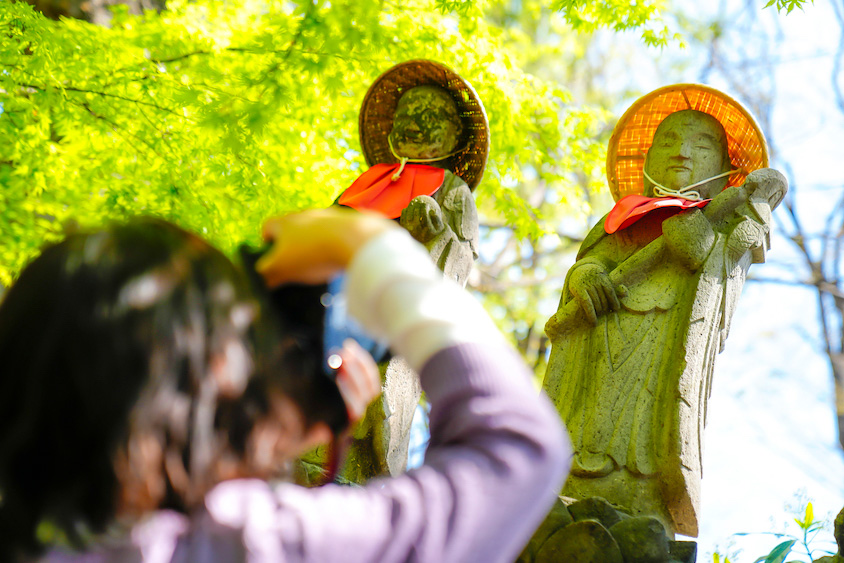 石仏を撮影する半田カメラさん