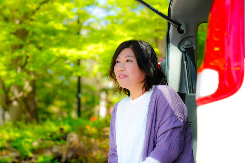 スズキ・スペーシアに腰掛ける半田カメラさん
