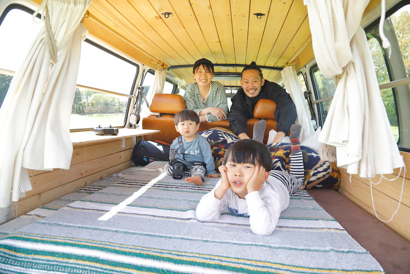 トヨタ・ハイエース（100型）の室内でくつろぐmikamiさん