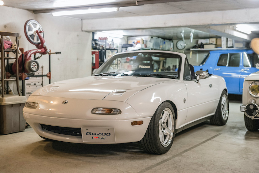 ガレージ内の一番出入りしやすいところにいるマツダ・ロードスター（NA型）