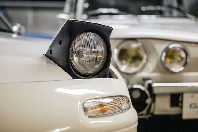 マツダ・ロードスター（NA型）とルノー8のヘッドライト