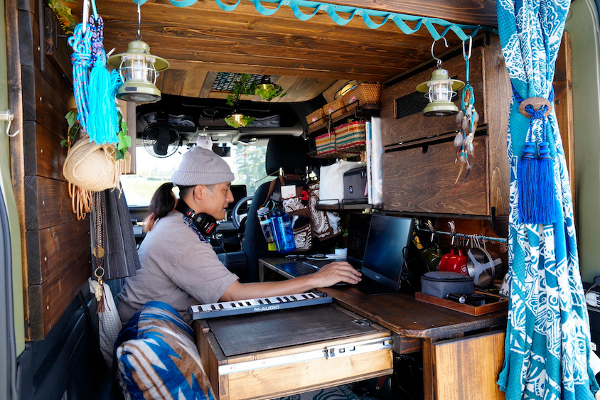 ホンダ・N-VANで仕事をするruiさん