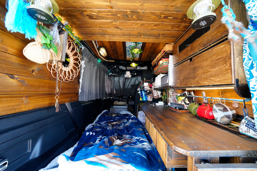 ホンダ・N-VANのベッドを出したインテリア