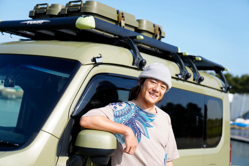 ホンダ・N-VANの前で笑顔を見せるruiさん