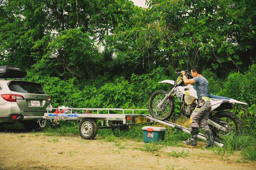 スバル・レガシィ アウトバックで引く牽引車にハスクバーナを乗せる浜野さん