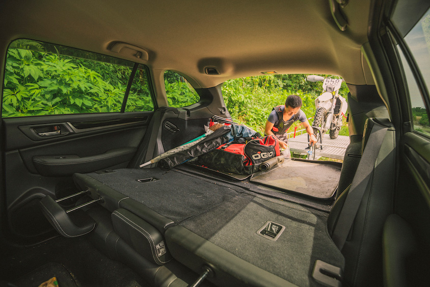 スバル・レガシィ アウトバックをフラットにした状態