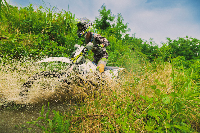 ハスクバーナで水たまりも躊躇なく進む浜野さん