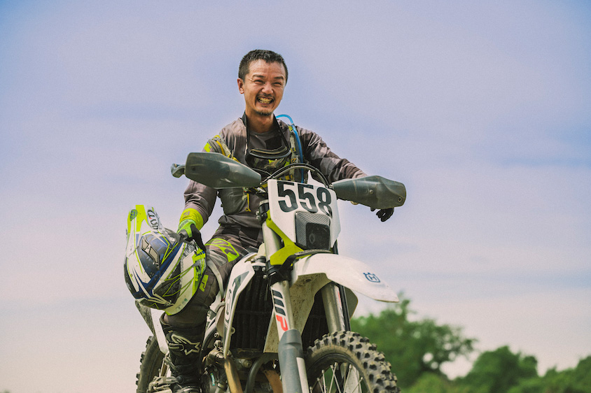 ハスクバーナにまたがり笑顔を見せる浜野さん