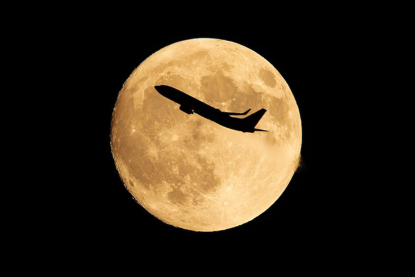航空写真家『A☆50/Akira Igarashi』こと五十嵐あきらさんが撮影した月と航空機