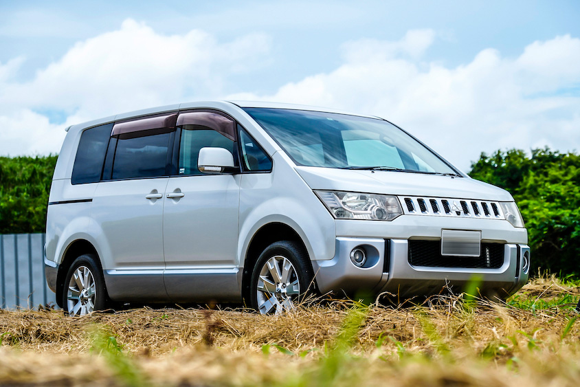 三菱・デリカD:5の右フロントビュー