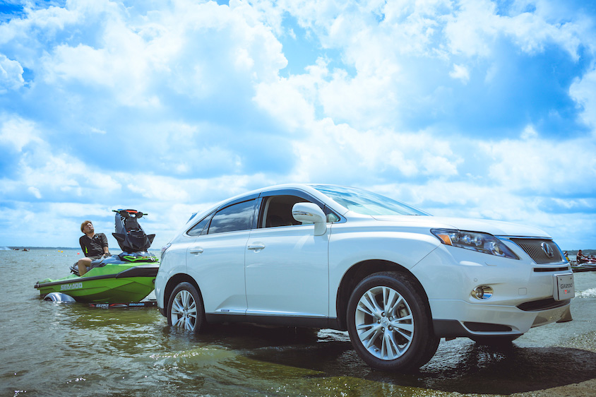 ジェットスキーをけん引するレクサスRX