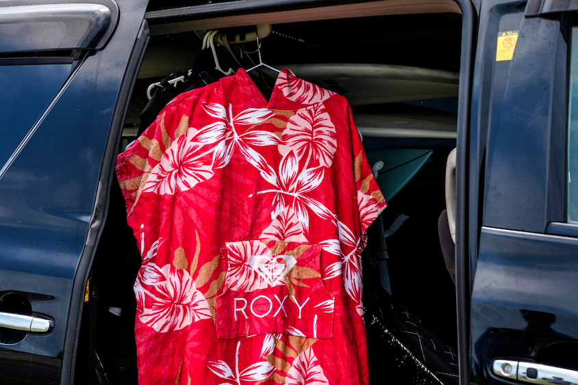 服が吊るされるトヨタ・ヴェルファイア