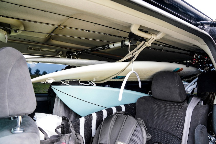 トヨタ・ヴェルファイアのサーフボード収納風景